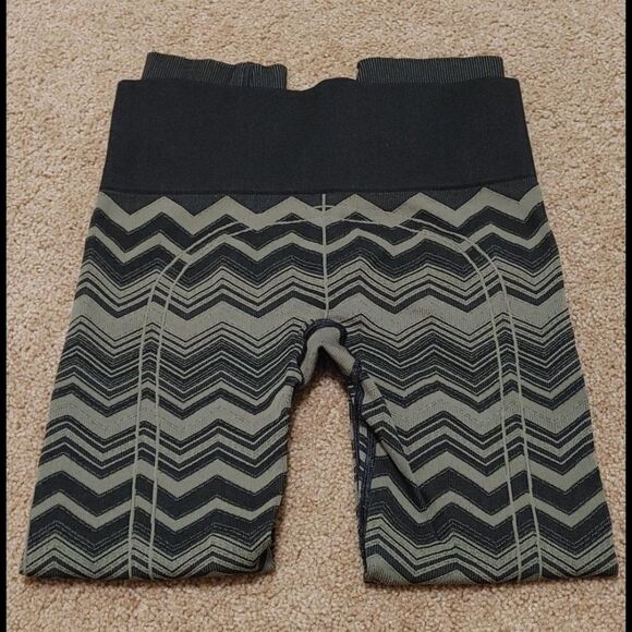 Lululemon Ebb To Street Pant Green Chevron Size 6 - Picture 4 of 6